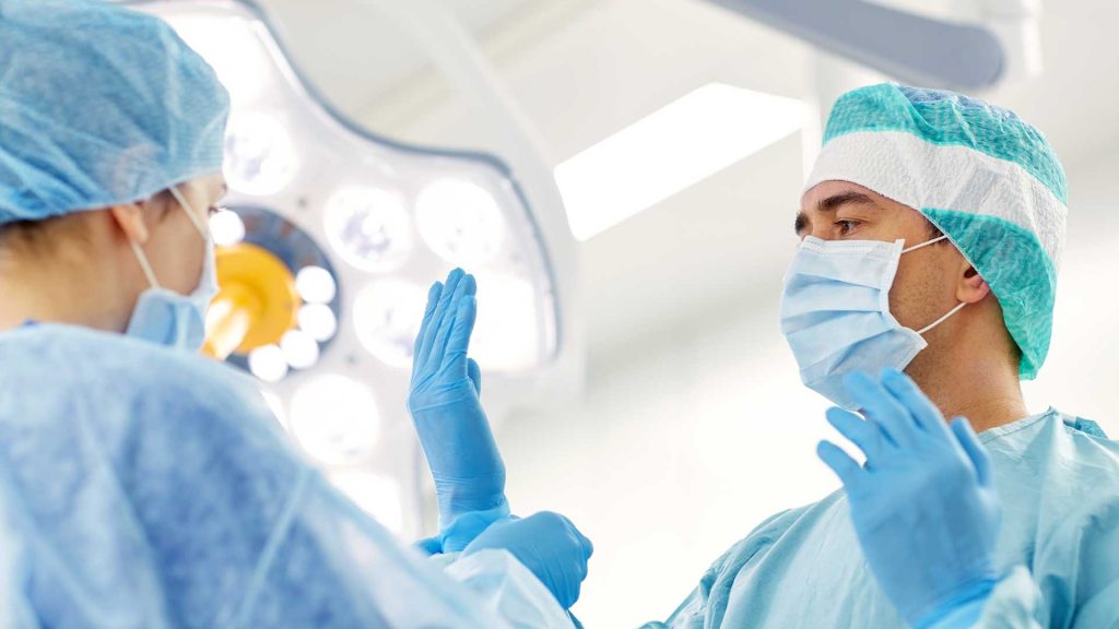 VANTAGENS NA INDICAÇÃO DE IMPLANTES DE POLÍMEROS – PEEK